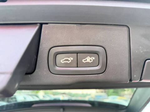 2025 Volvo XC60 B5 Core Dark Theme