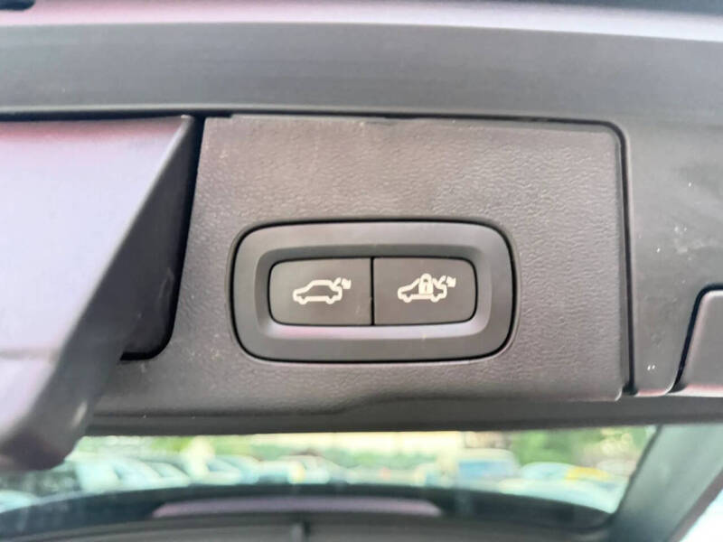 2025 Volvo XC60 B5 Core Dark Theme