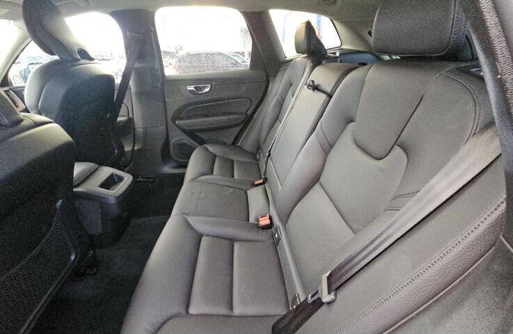 2022 Volvo XC60 B5 Momentum