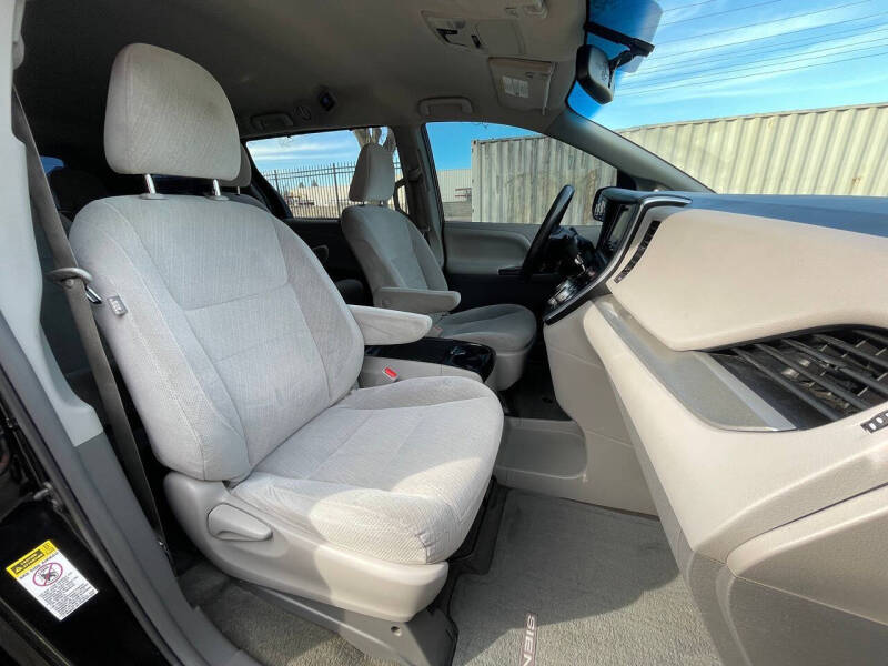 2016 Toyota Sienna LE 7-Passenger Auto Access Seat