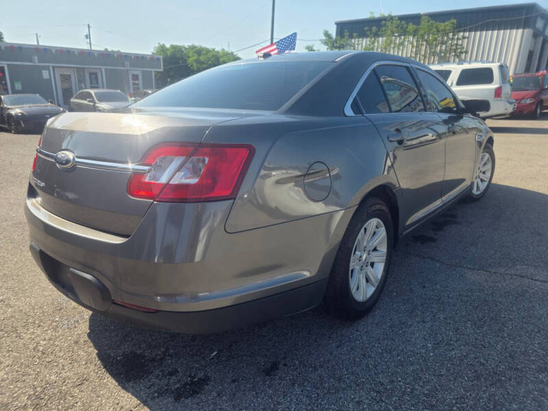 2011 Ford Taurus SE