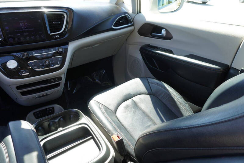 2017 Chrysler Pacifica Touring-L