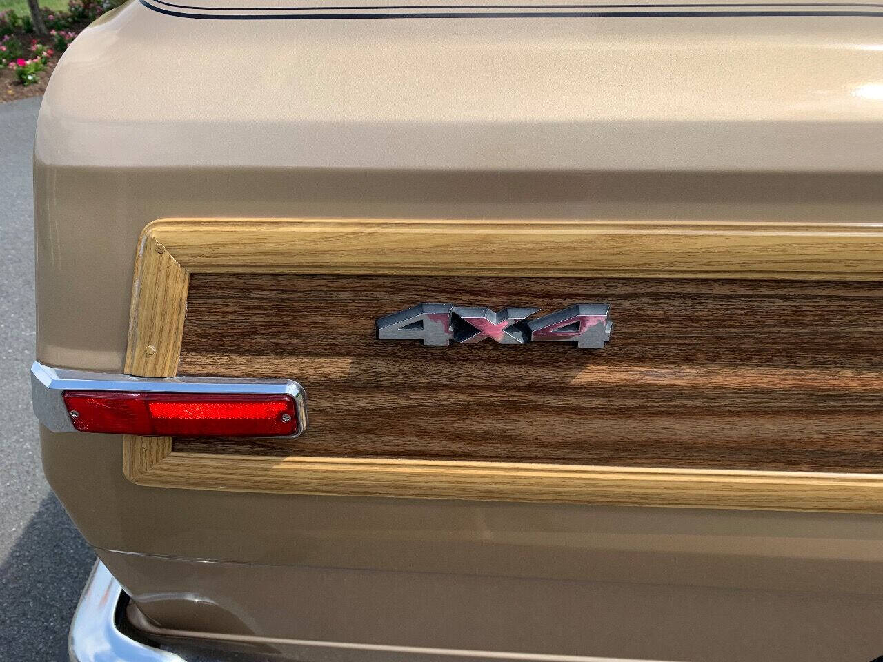 1989 Jeep Grand Wagoneer 11