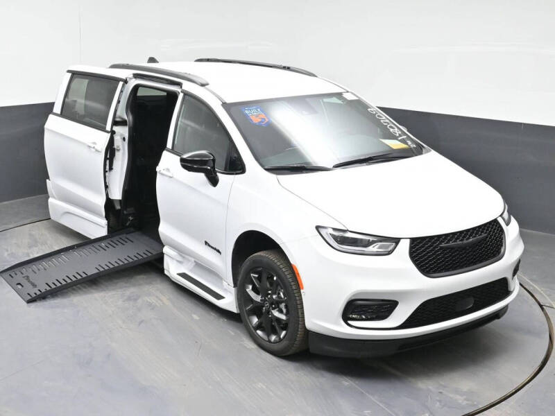2026 Chrysler Pacifica Select
