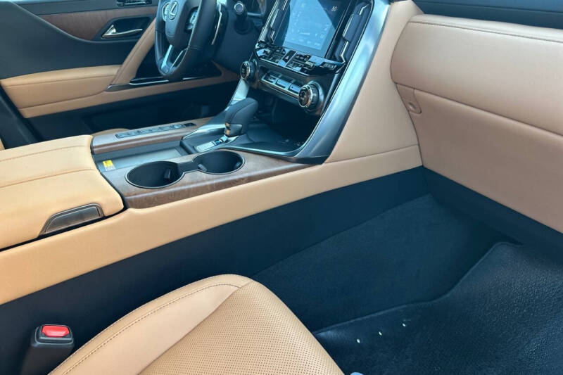 2025 Lexus LX 700h Luxury