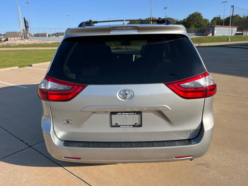 2020 Toyota Sienna LE photo 5