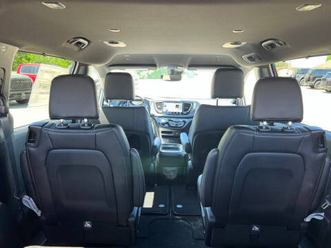 2027 Chrysler Pacifica Select