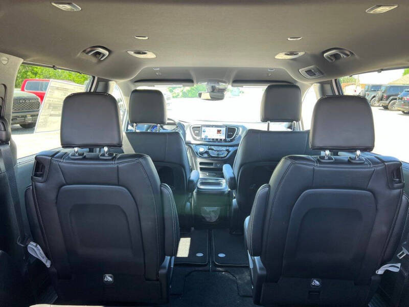 2027 Chrysler Pacifica Select