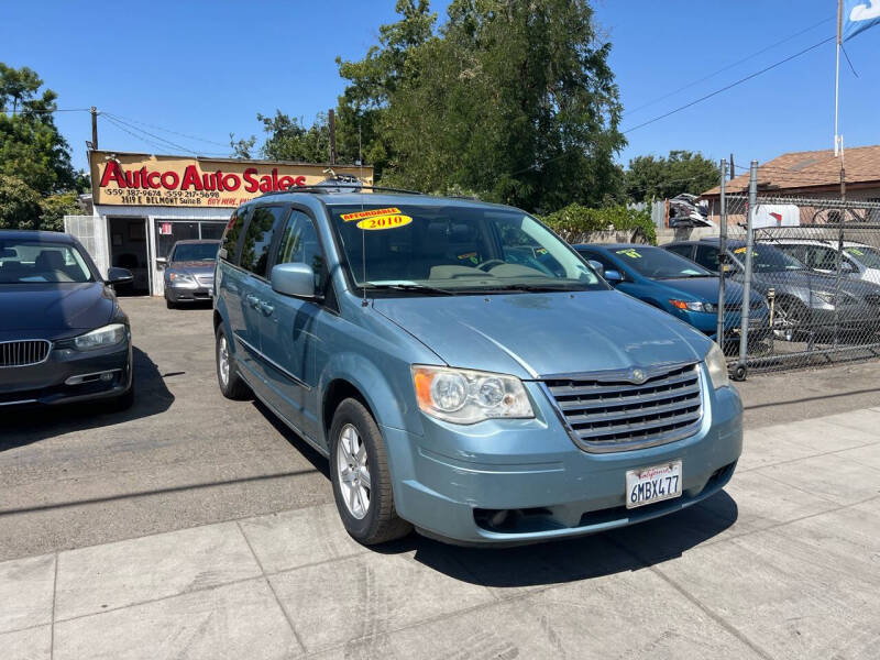 2010 Chrysler Town & Country Touring photo 2