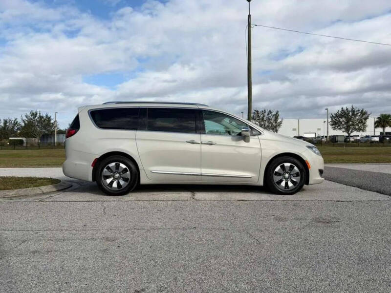 2017 Chrysler Pacifica Hybrid Platinum
