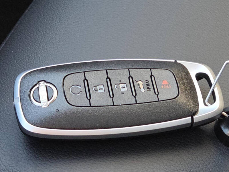 2025 Nissan Pathfinder SL