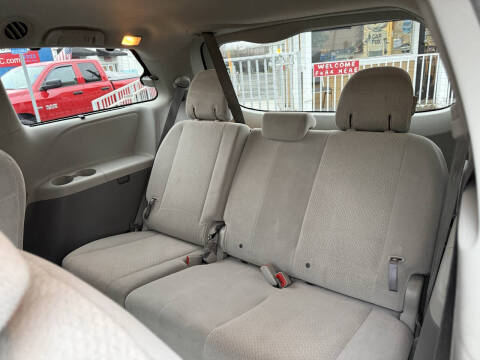2011 Toyota Sienna LE 8-Passenger