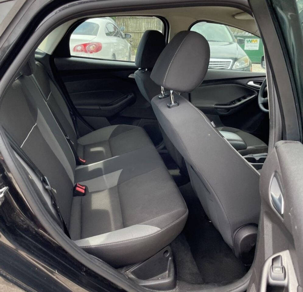 2013 FORD Focus Sedan - $6,900