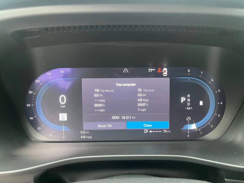 2023 Volvo XC40 B5 Plus Dark Theme