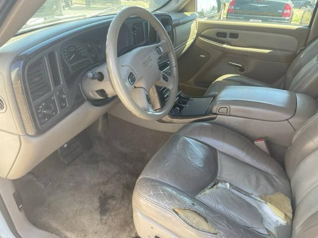 White 2005 GMC Yukon Denali AWD Denali 4dr SUV 38