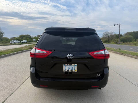 2017 Toyota Sienna LE 7-Passenger