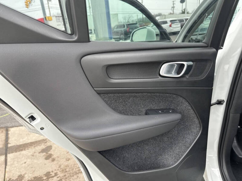 2025 Volvo XC40 B5 Core Bright Theme