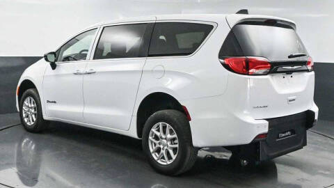 2025 Chrysler Voyager LX