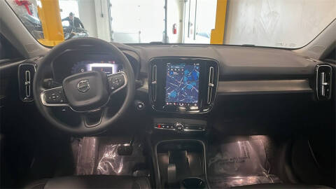 2025 Volvo XC40 B5 Core Bright Theme