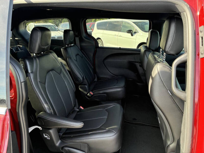 2027 Chrysler Pacifica Select