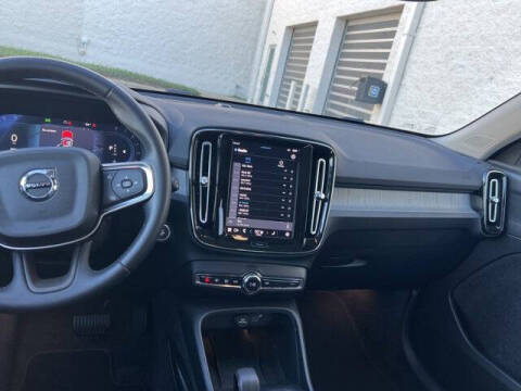 2025 Volvo XC40 B5 Core Bright Theme