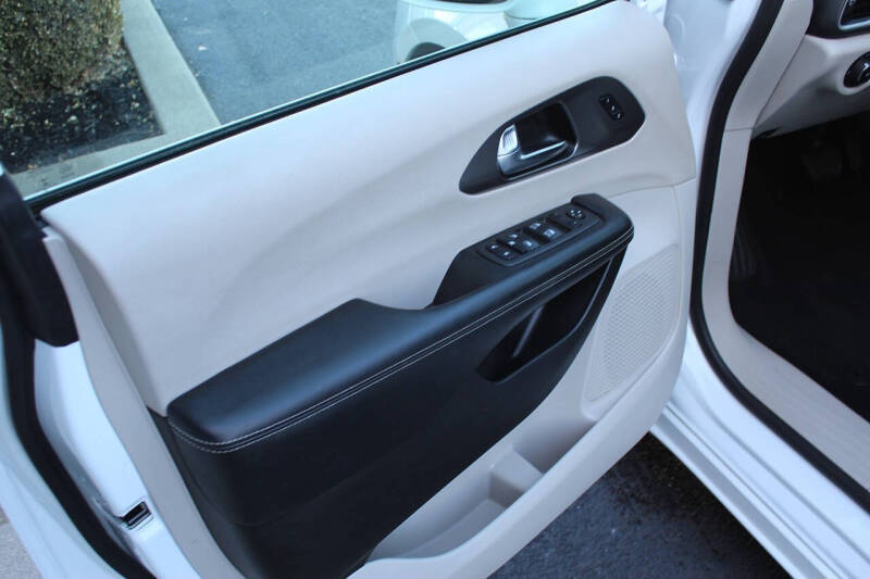 2022 Chrysler Pacifica Touring L