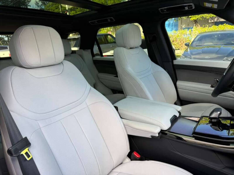 2025 Land Rover Range Rover Sport P360 SE