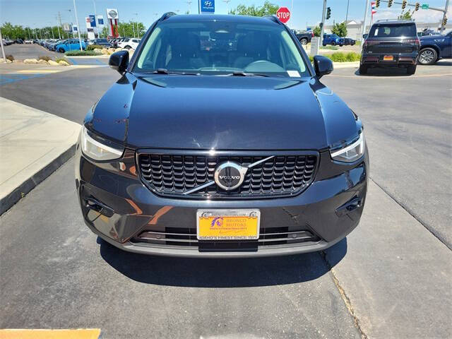 2023 Volvo XC40 B5 Plus Dark Theme