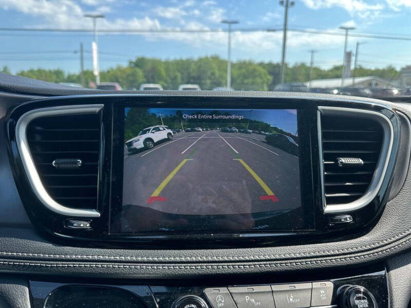 2025 Chrysler Pacifica Select