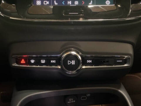 2025 Volvo XC40 B5 Plus Dark Theme