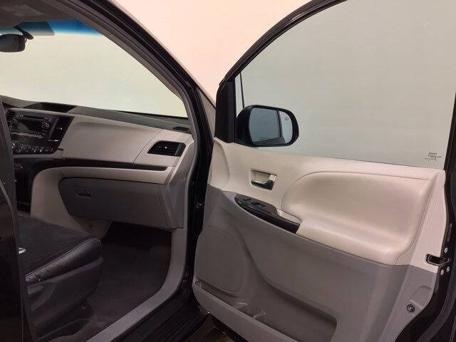 2012 Toyota Sienna SE 8-Passenger