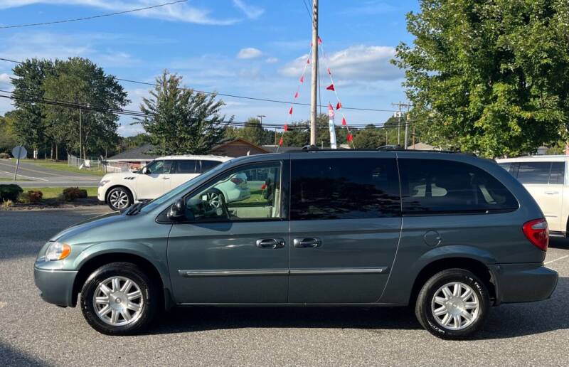 2005 Chrysler Town and Country for sale at B & C AUTOMOTIVE SALES in Lincolnton NC