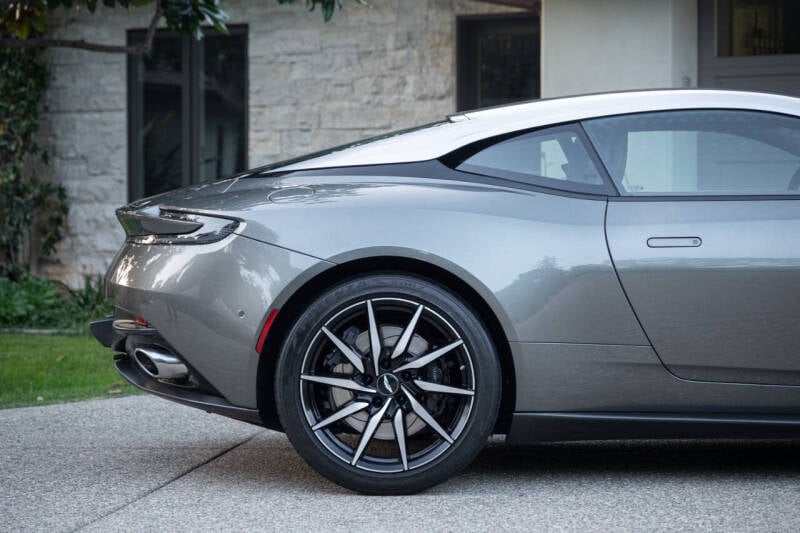 2018 Aston Martin DB11 Base photo 27