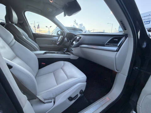2017 Volvo XC90 T6 Momentum