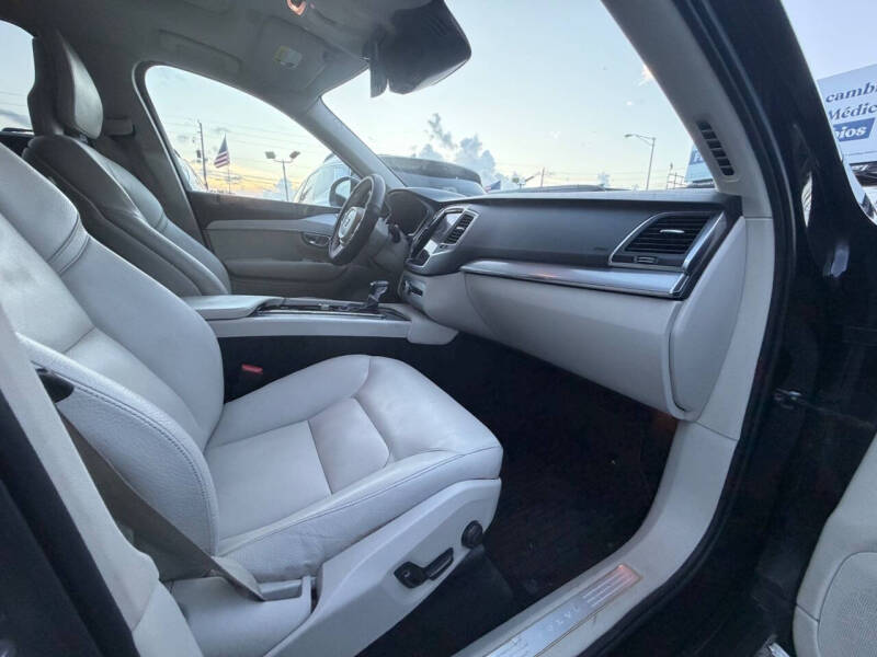 2017 Volvo XC90 T6 Momentum