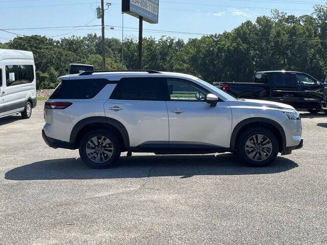 2024 Nissan Pathfinder SV