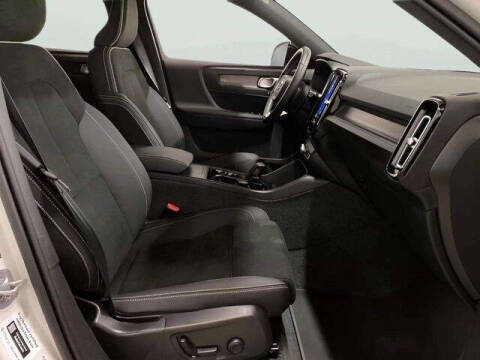 2025 Volvo XC40 B5 Plus Dark Theme