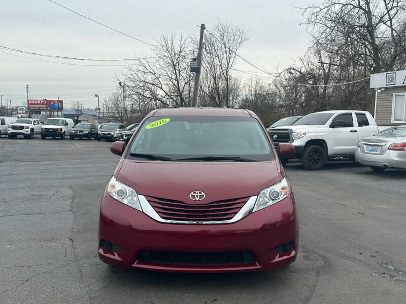 2015 Toyota Sienna LE photo 3