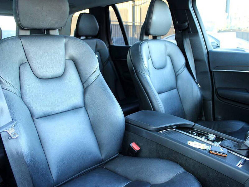 2020 Volvo XC90 T6 Momentum 6-Passenger