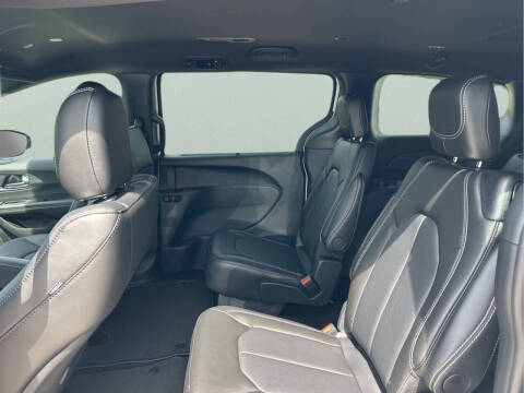 2027 Chrysler Pacifica Select