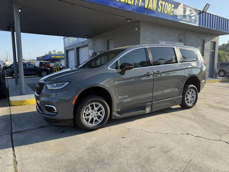 2025 Chrysler Pacifica Select