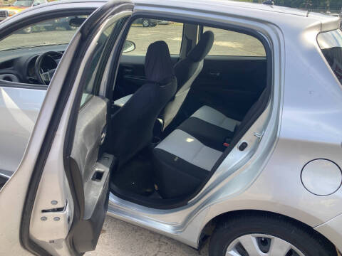 2013 Toyota Yaris 5-Door LE