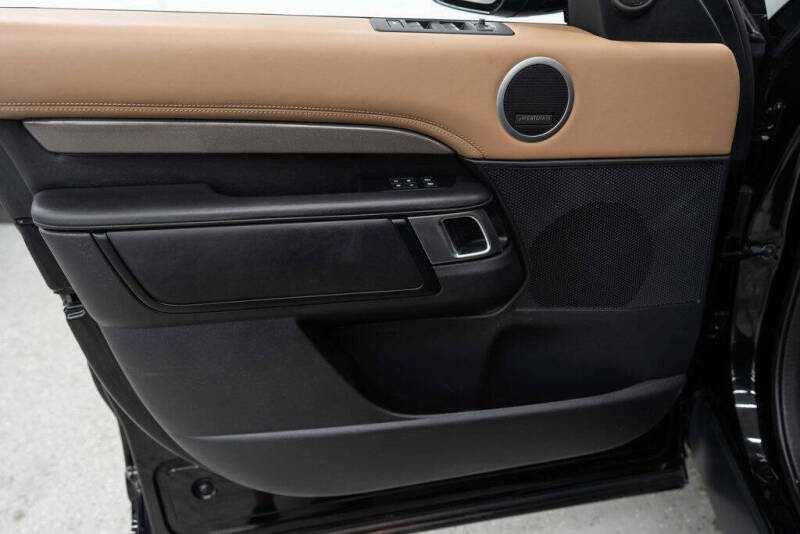 2023 Land Rover Discovery P300 S R-Dynamic