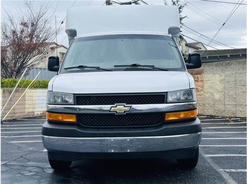 2019 Chevrolet Express Cutaway Base photo 2