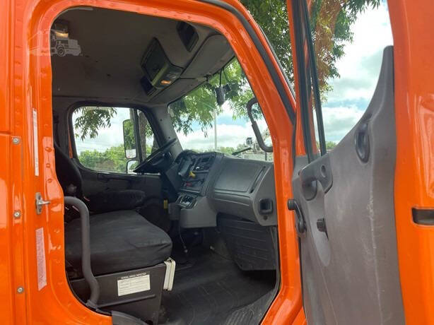 2018 Freightliner Business class M2