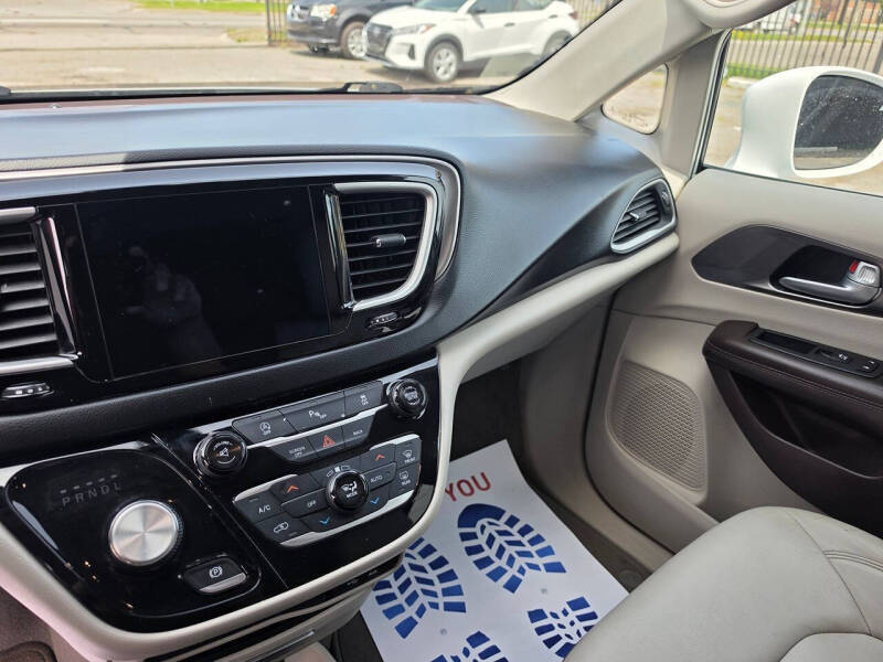 2017 Chrysler Pacifica Touring-L