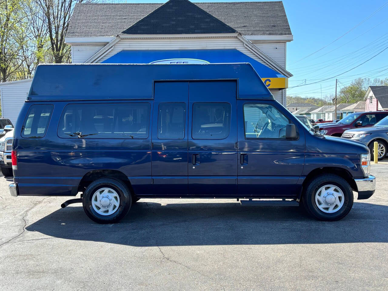 Dk. Blue 2009 Ford E-Series E-350 SD XLT E-350 SD XLT 3dr Extended Passenger Van 1