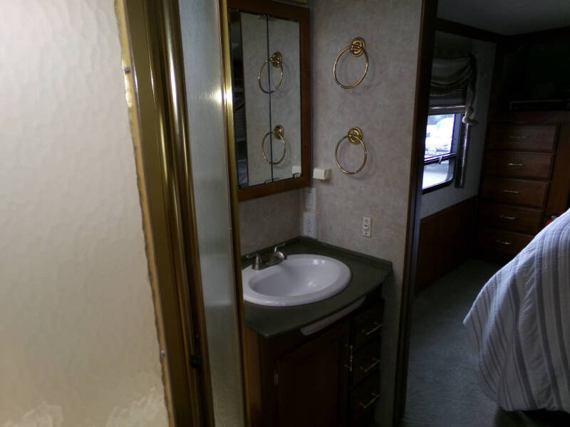 2002 Fleetwood RV Discovery 37U