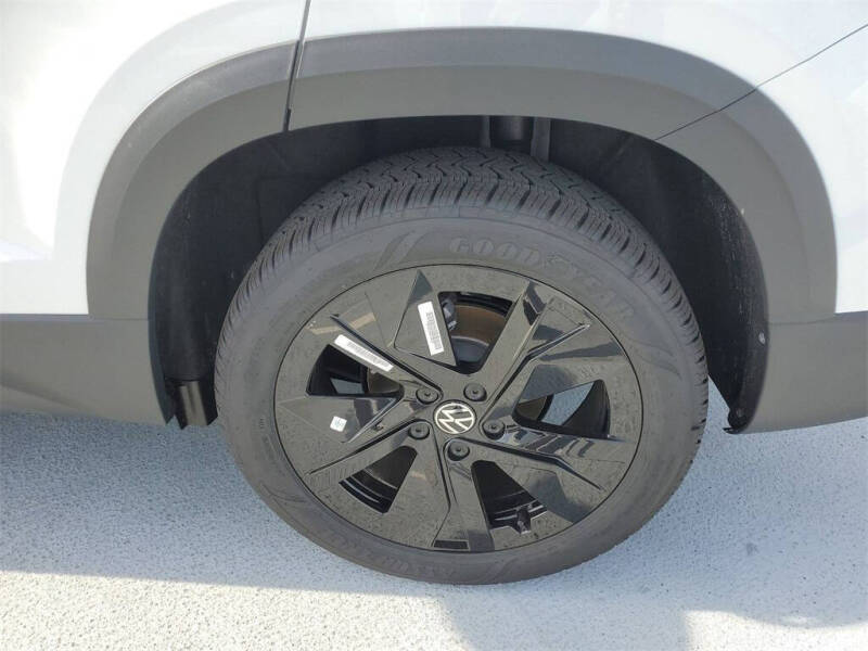 2025 Volkswagen Taos SE Black