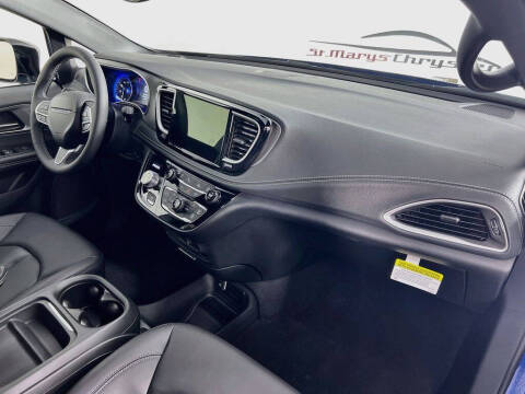 2027 Chrysler Pacifica Select